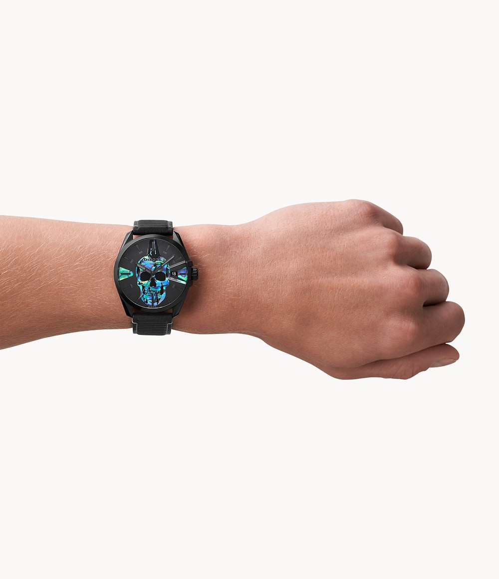 DZ1973_onwrist