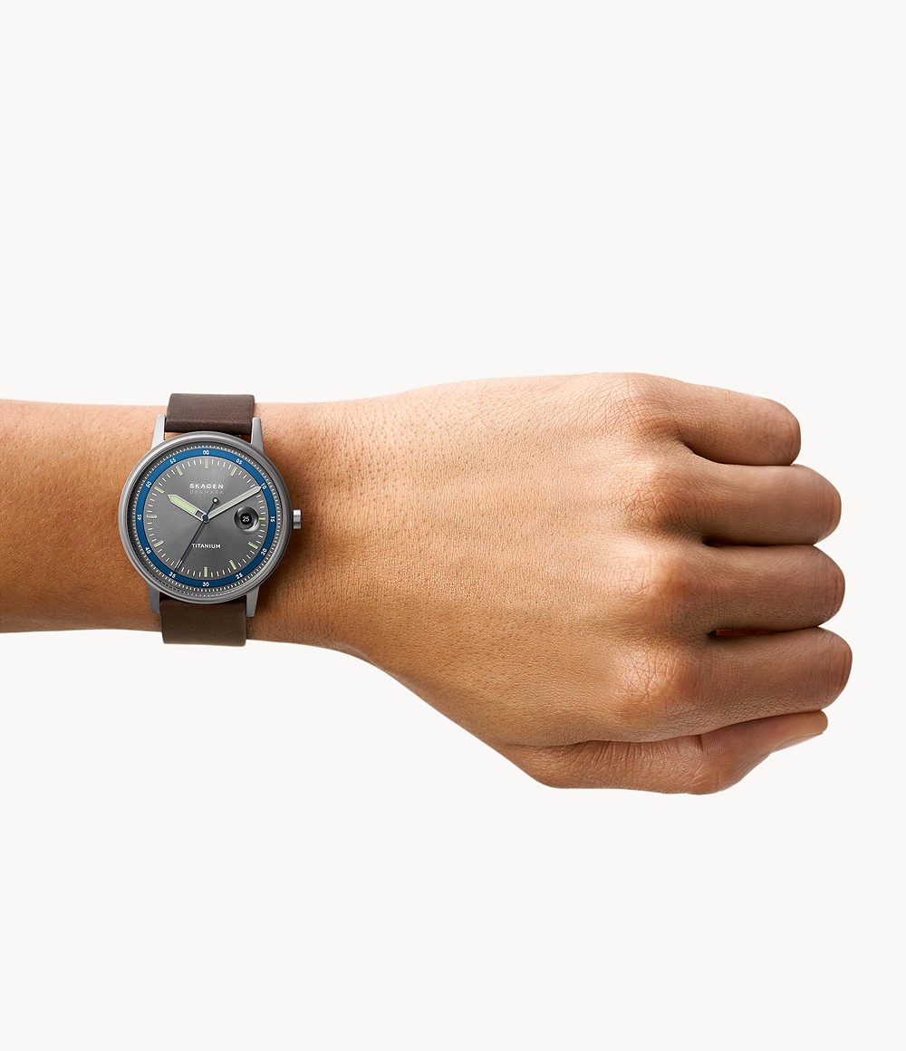 SKW6753_onwrist